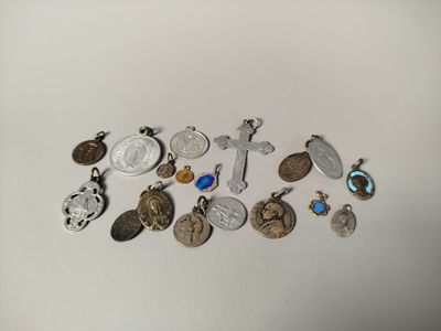 de nombreux pendentifs en argent et en or sur un fond blanc