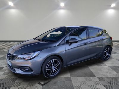 une voiture argentée garée dans un garage au sol en damier