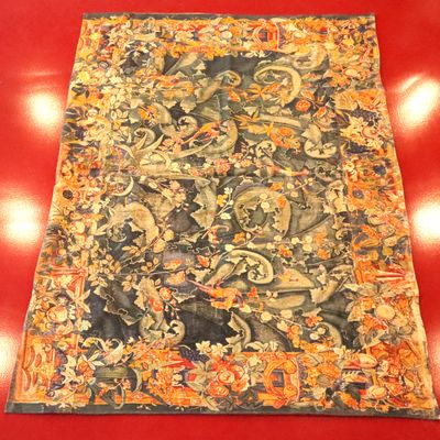 une image représentant une tapisserie sur un fond rouge