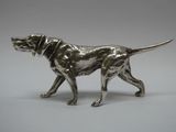 figurine de chien plaquée argent sur fond blanc