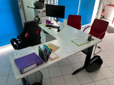 un bureau avec une chaise et un ordinateur dessus