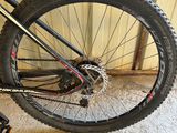 un vélo garé devant un bâtiment