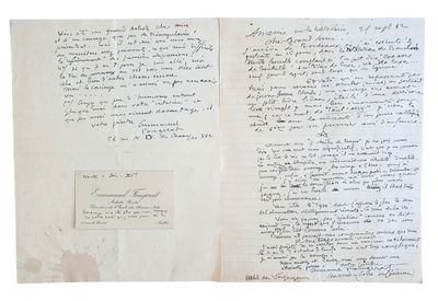 un vieux livre écrit posé sur une table