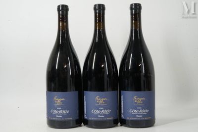 trois bouteilles de vin posées l'une à côté de l'autre sur une table