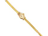 gros plan d'une montre-bracelet en or sur fond blanc