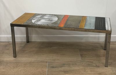 une table en verre ornée d'un motif coloré sur le plateau