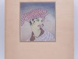une image représentant une femme portant un chapeau rose