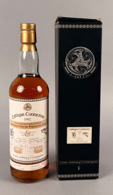 une image représentant une bouteille de whisky à côté d'une boîte noire