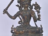statue en bronze représentant une femme tenant une épée dans la main droite