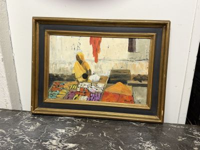 une photo d'un tableau accroché au mur à côté d'une horloge