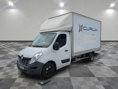 une photo d'un camion de livraison blanc garé dans une pièce