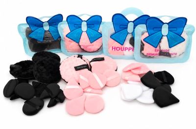 plusieurs paires de gants et de mitaines dans un sac orné d'un nœud papillon