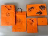 un lot de sacs en papier orange posés sur une table