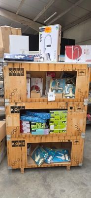 une étagère en bois sur laquelle sont posées des boîtes, dans un magasin