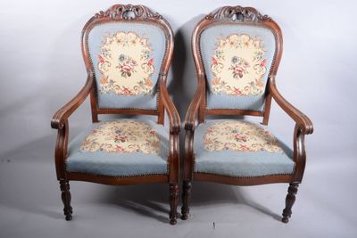 une paire de chaises anciennes avec un revêtement bleu, revêtement bleu, revêtement bleu, revêtement bleu, revêtement bleu, revêtement bleu, revêtement bleu, revêtement bleu, revêtement