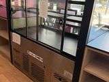 une vitrine au milieu d'un magasin remplie de produits alimentaires