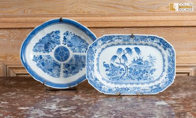 deux assiettes bleues et blanches posées sur une table