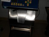 un micro-ondes posé sur un plan de travail dans une salle de bains