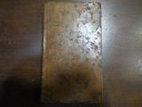 un vieux livre posé sur une table en bois