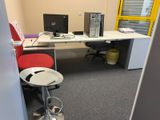 un bureau avec une chaise et un ordinateur dessus