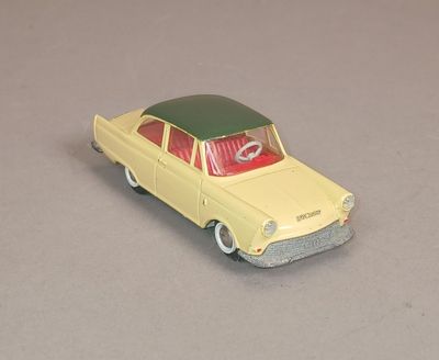 une voiture jouet posée sur une table