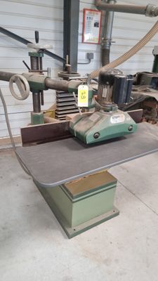une machine posée sur une table dans un garage