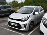 deux voitures garées l'une à côté de l'autre dans un parking