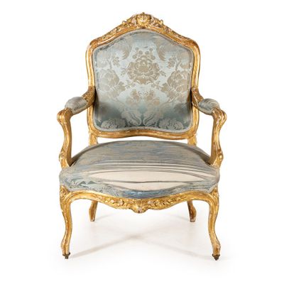 une image représentant une chaise bleue et dorée sur fond blanc