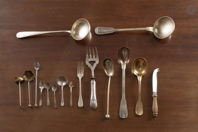 plusieurs cuillères et fourchettes disposées sur une table