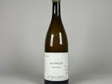 une bouteille de vin posée sur une table