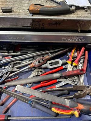 de nombreux outils qui se trouvent dans une boîte à outils