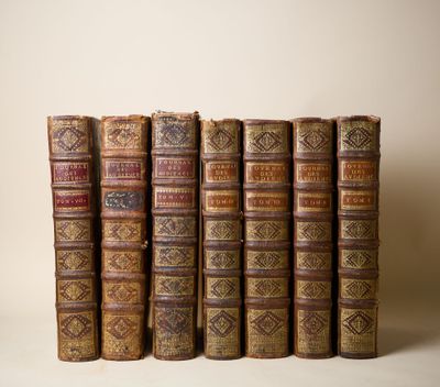 une rangée de vieux livres empilés les uns sur les autres