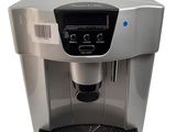 une image d'une machine à café sur fond blanc