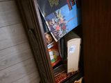 une étagère sur laquelle sont posés tout un tas de livres