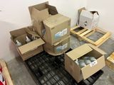 beaucoup de boîtes et de cartons sur le sol d'une pièce
