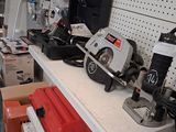 de nombreux outils sur les étagères de l'atelier