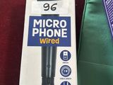 une boîte contenant un microphone, posée sur une table