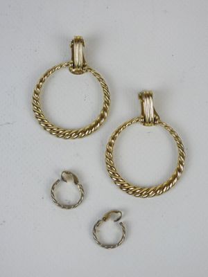 deux bagues en or et deux bagues en argent sur un fond blanc