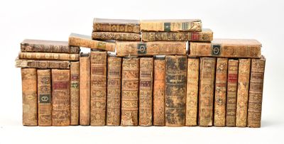 un grand nombre de vieux livres empilés les uns sur les autres