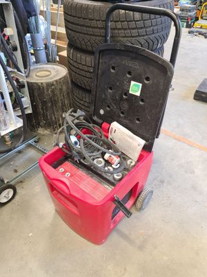 de nombreux pneus et outils éparpillés sur le sol du garage