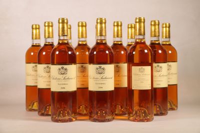 six bouteilles de vin sont alignées sur une table