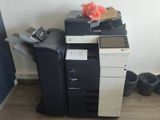 un tas de matériel de bureau posé par terre dans une pièce
