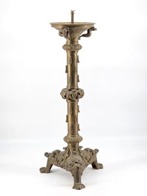 PIQUE-CIERGE en bronze. Piètement tripode.