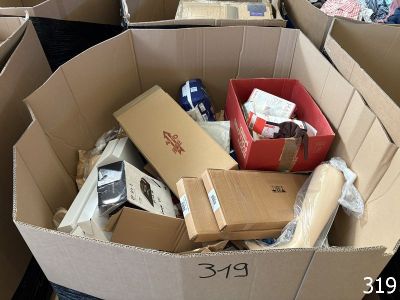 une boîte en carton remplie de différents types d'objets