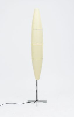une image représentant une lampe posée sur un pied