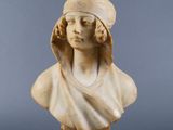 un buste en marbre blanc représentant une femme coiffée d'un chapeau