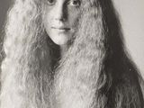une photo en noir et blanc d'une femme aux cheveux longs