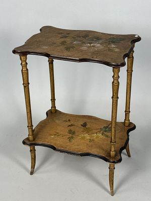Table de milieu à plateaux chantournés en bois peint à motif…