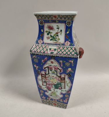 un vase bleu et blanc orné d'un motif
