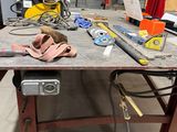 un établi sur lequel sont posés des outils dans un garage